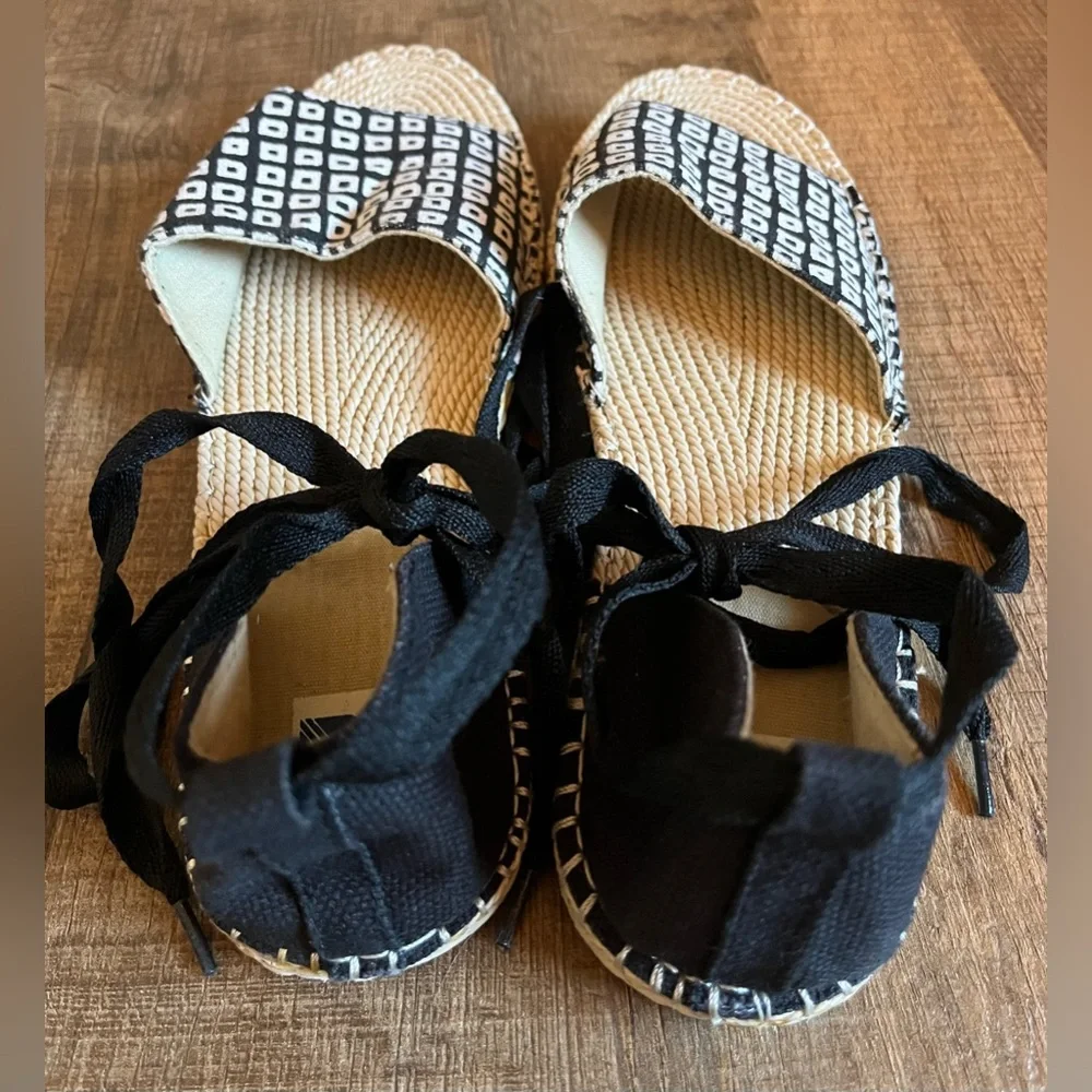 Reed Espadrilles Lace-up sandals. Women's size Large (9-10). Excellent condition